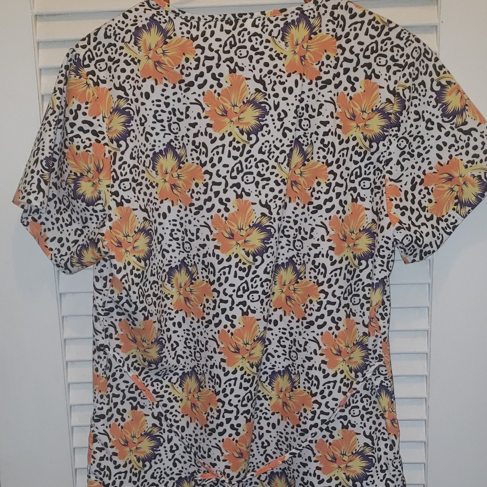 Scrub top - Picture 3 of 5